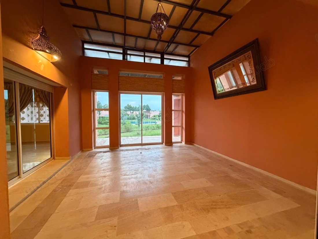 Somptueuse villa à vendre à Ain Cheggag. Superficie 230 m². Belle terrasse et jardin