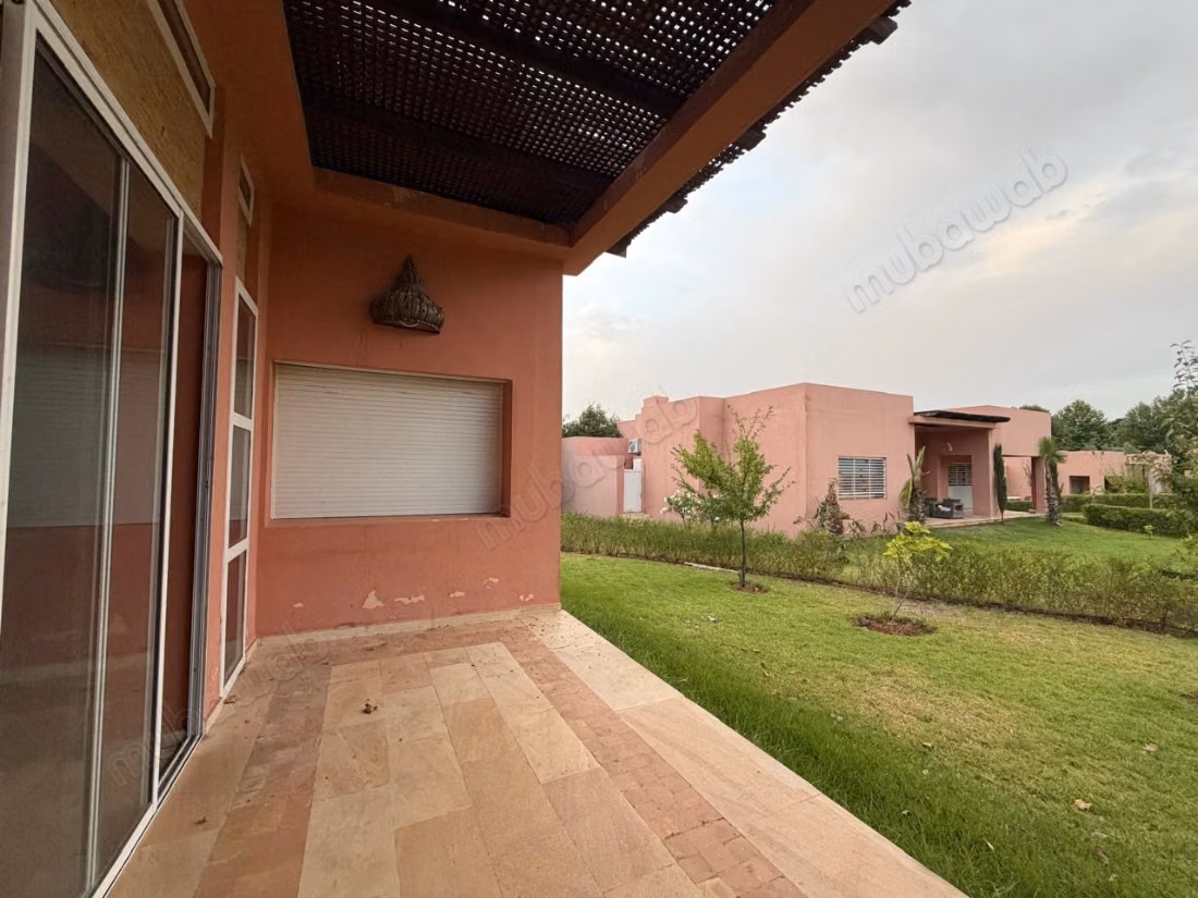 Somptueuse villa à vendre à Ain Cheggag. Superficie 230 m². Belle terrasse et jardin