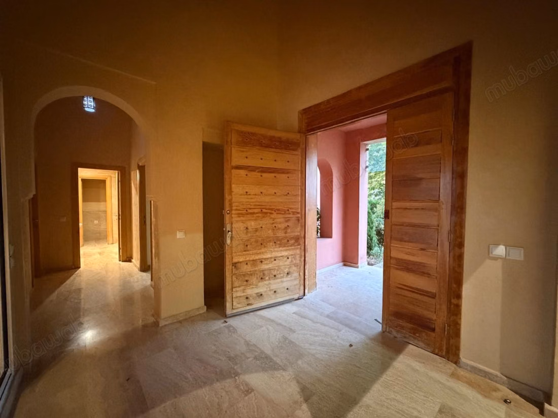 Somptueuse villa à vendre à Ain Cheggag. Superficie 230 m². Belle terrasse et jardin