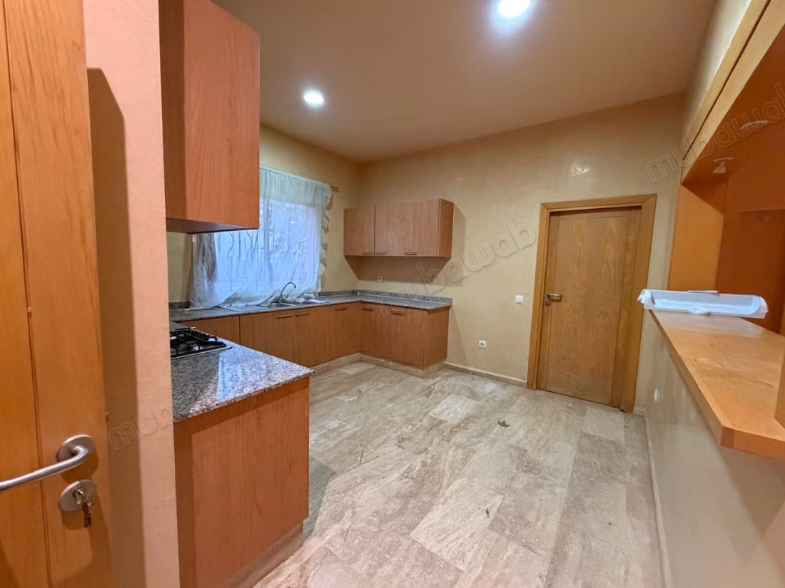 Somptueuse villa à vendre à Ain Cheggag. Superficie 230 m². Belle terrasse et jardin