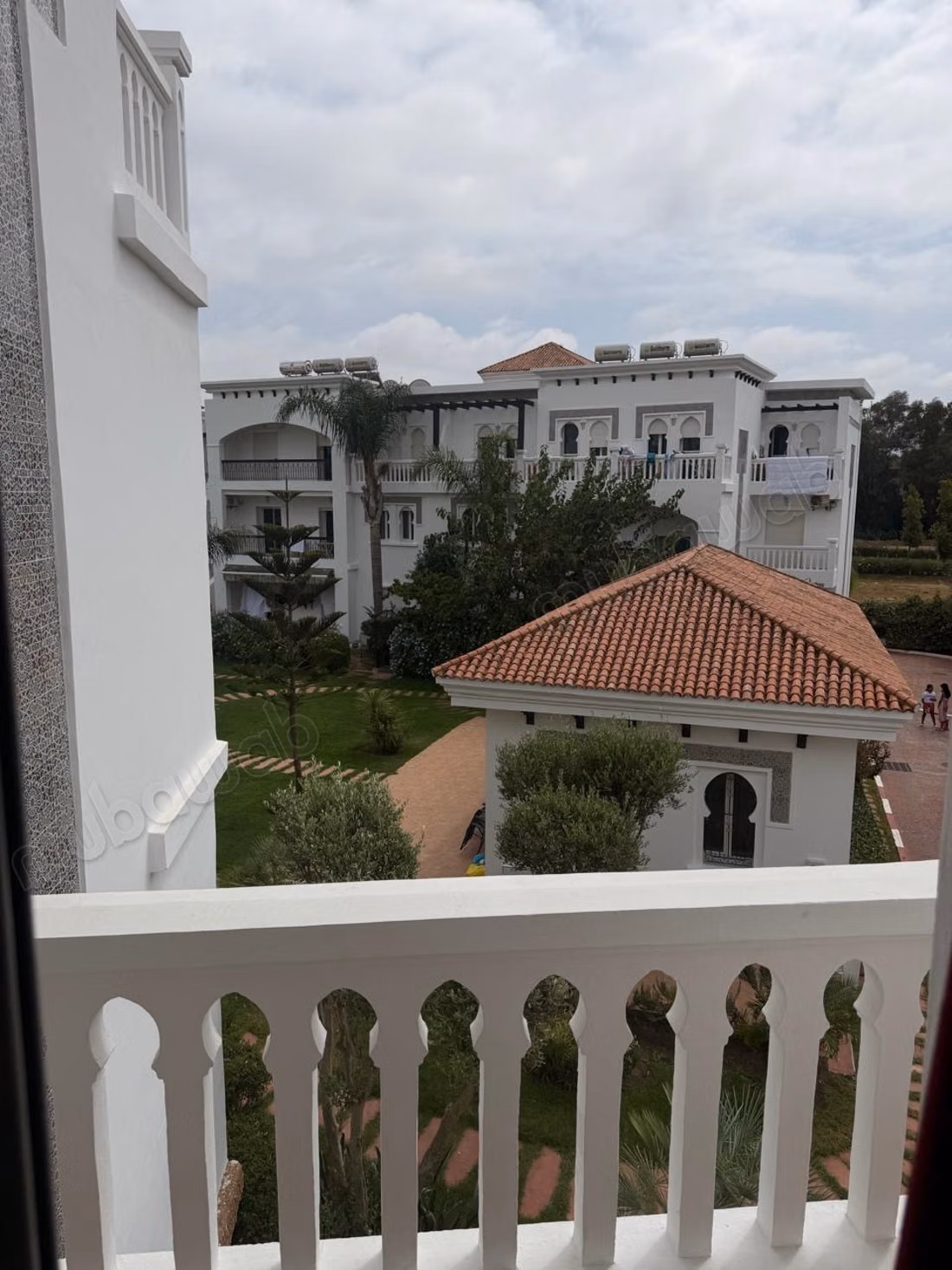 Superbe appartement à vendre à Du Golf. 
5 pièces confortables. 
Meublé