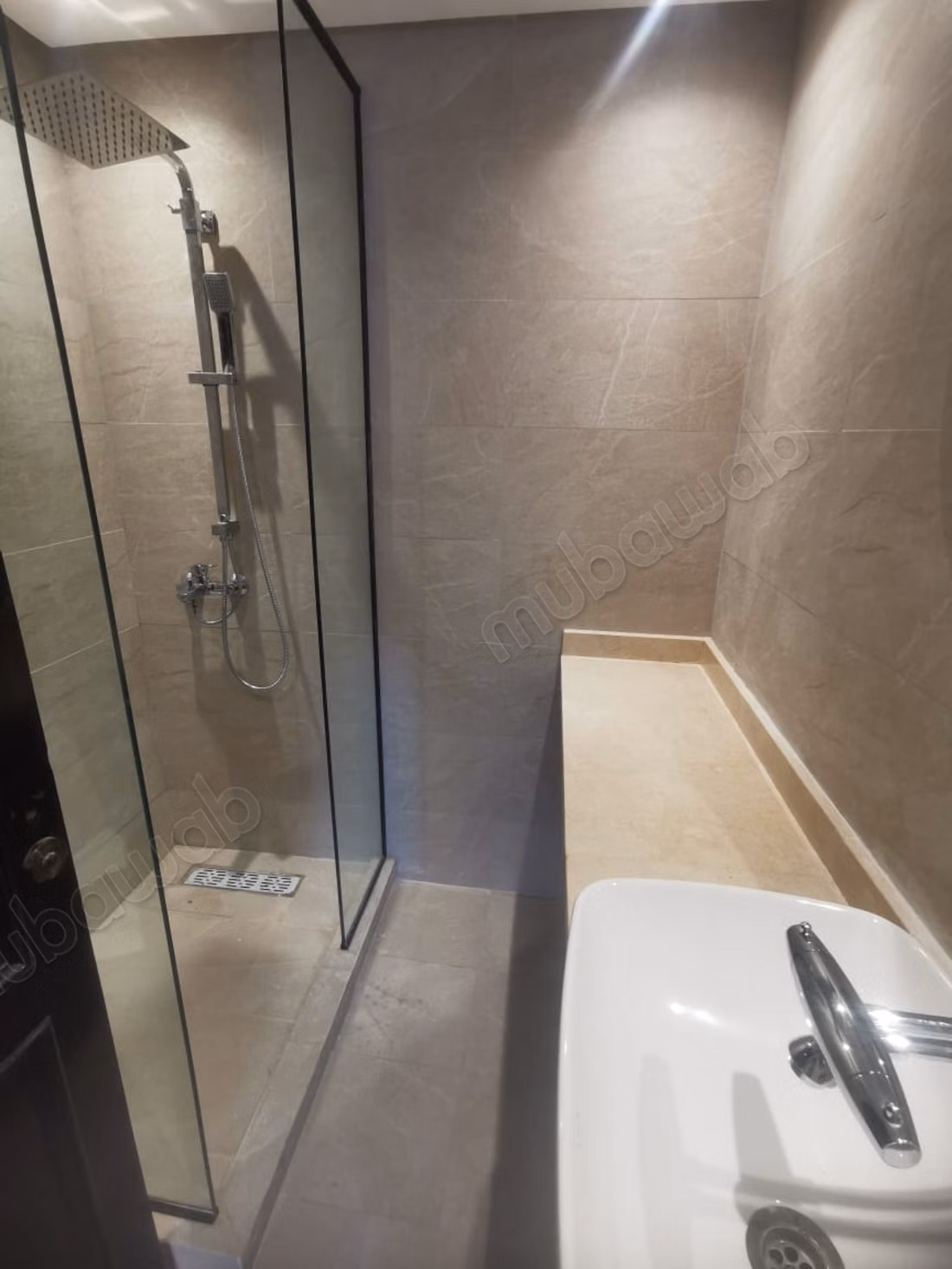 Appartement à louer à Bourgogne Est. 
3 chambres agréables. 
Bien meublé