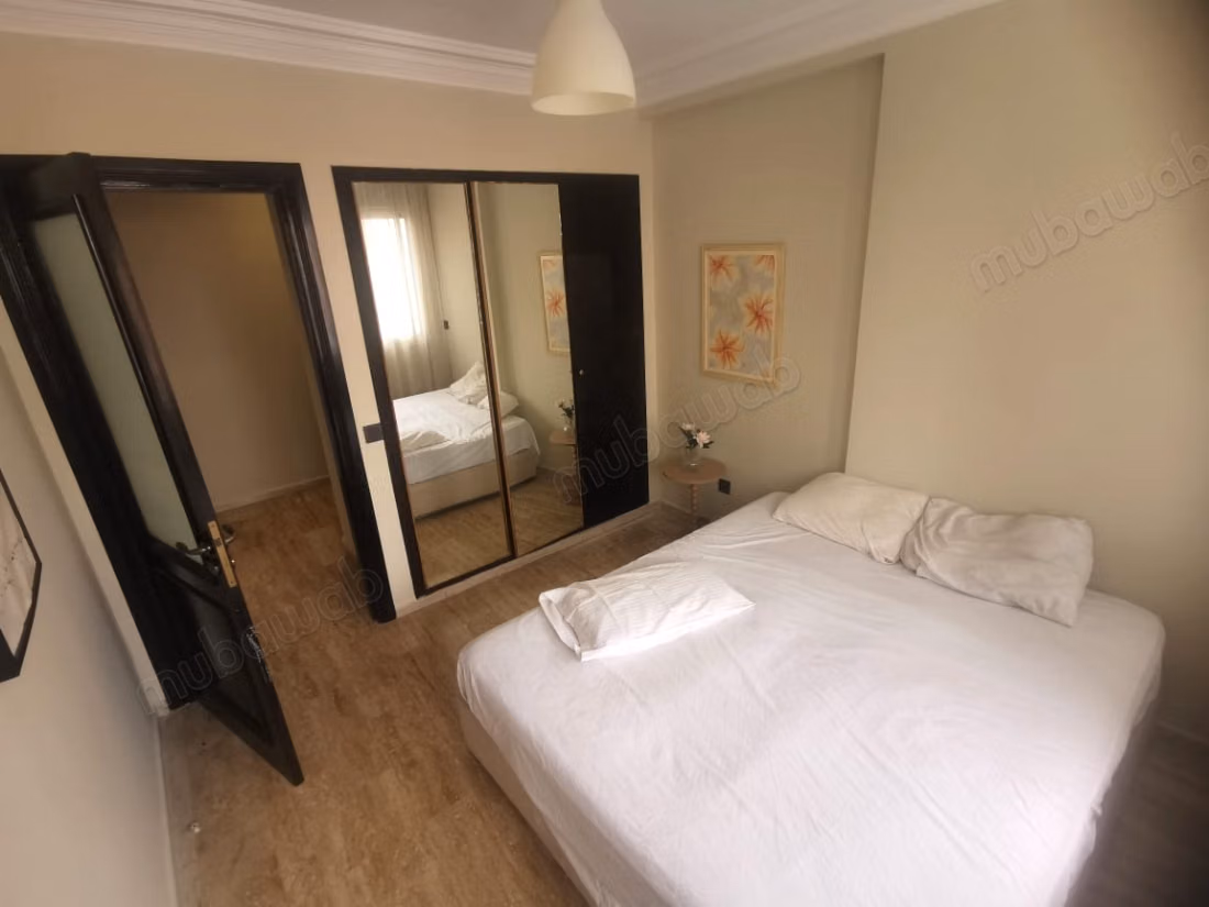 Appartement à louer à Bourgogne Est. 
3 chambres agréables. 
Bien meublé