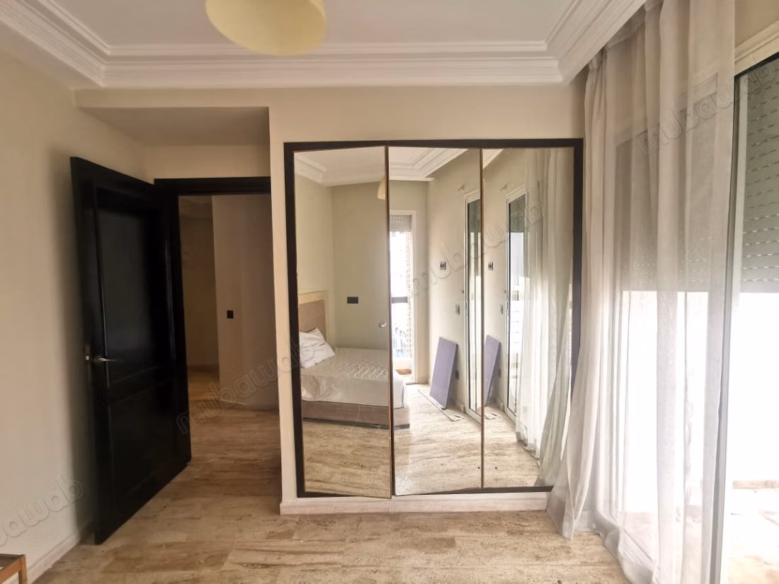 Appartement à louer à Bourgogne Est. 
3 chambres agréables. 
Bien meublé