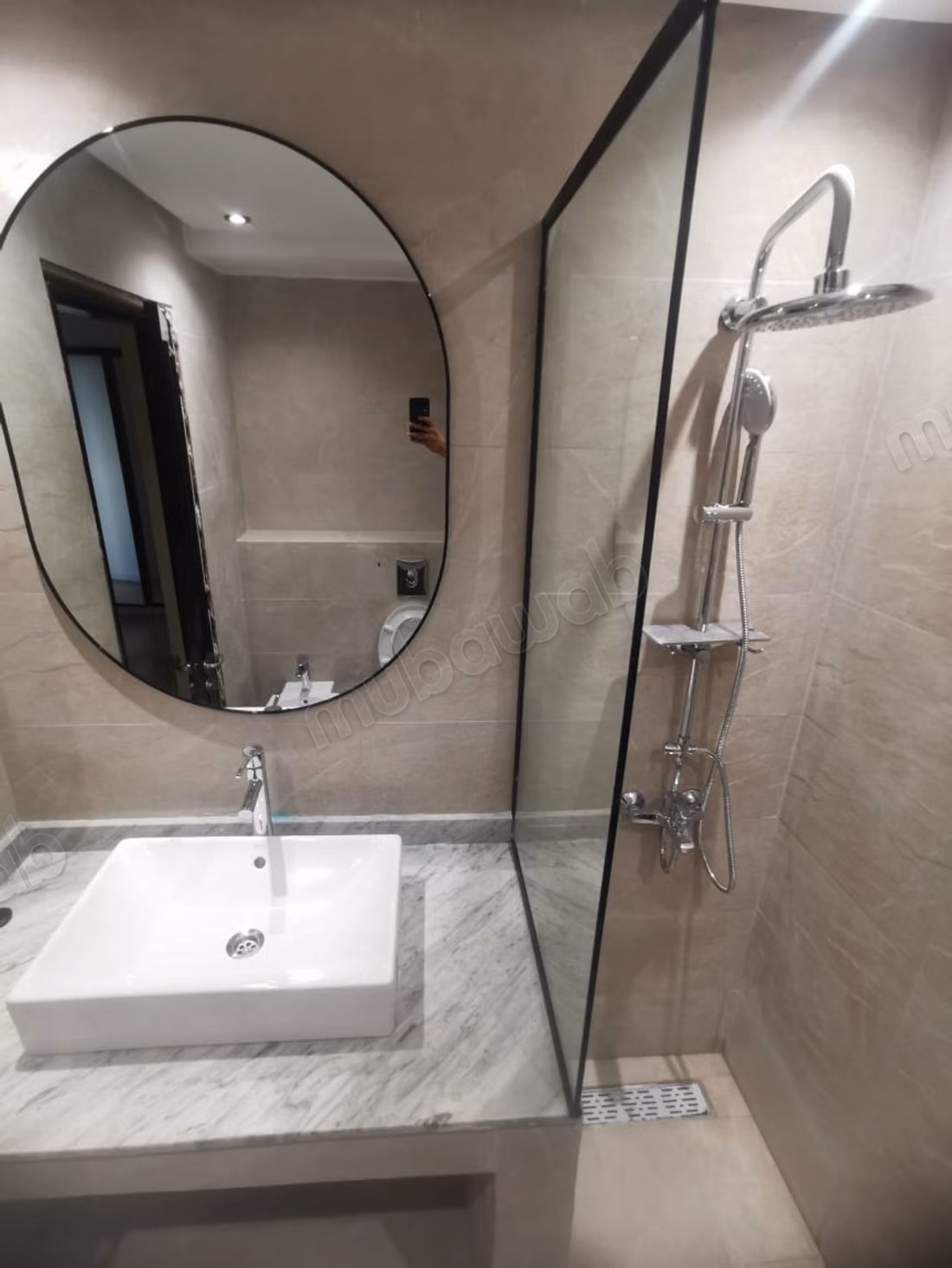 Appartement à louer à Bourgogne Est. 
3 chambres agréables. 
Bien meublé