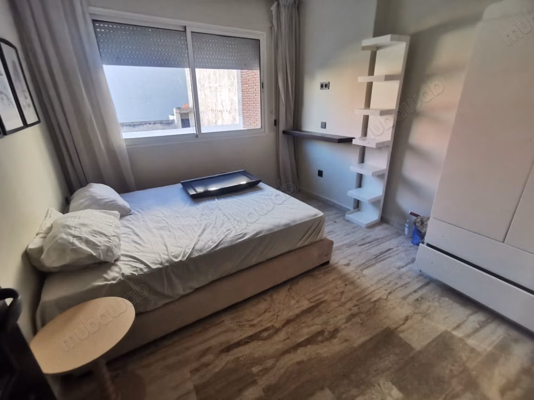 Appartement à louer à Bourgogne Est. 
3 chambres agréables. 
Bien meublé