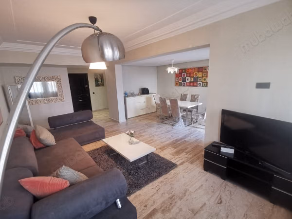 Appartement à louer à Bourgogne Est. 
3 chambres agréables. 
Bien meublé