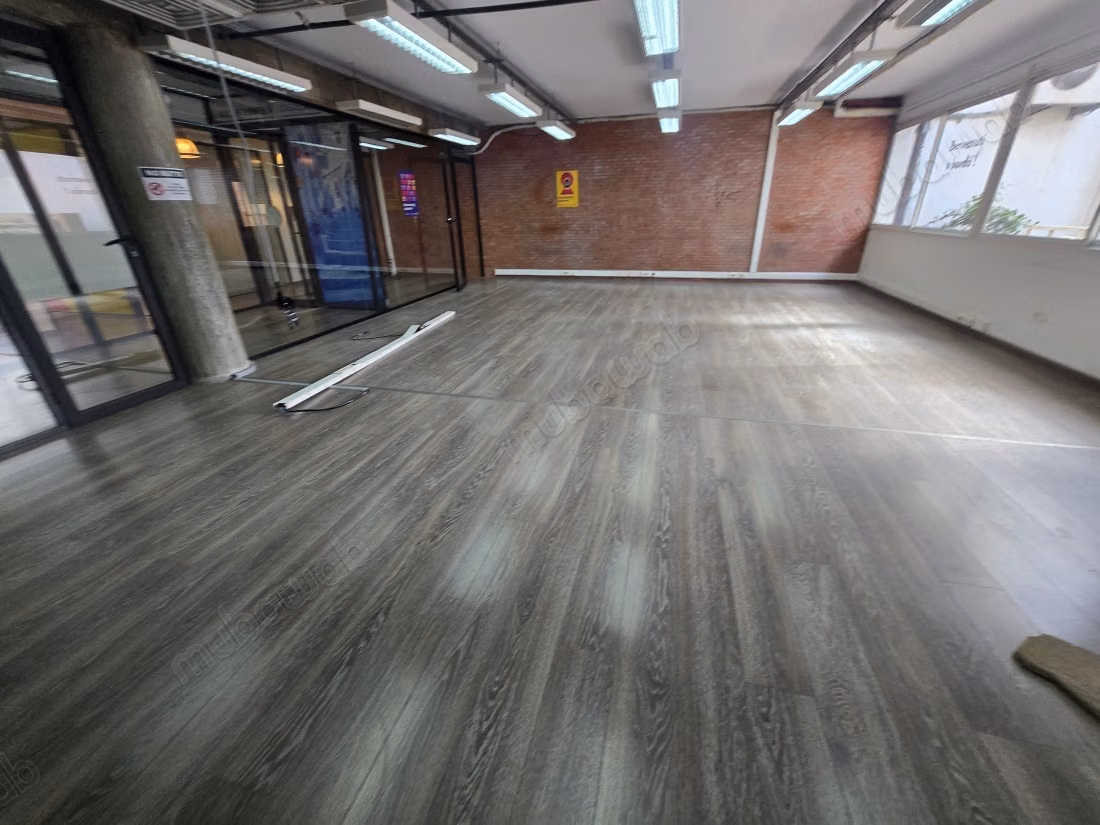 Bureaux en location à Gauthier. 
Surface totale 380 m². 
Avec ascenseur et terrasse