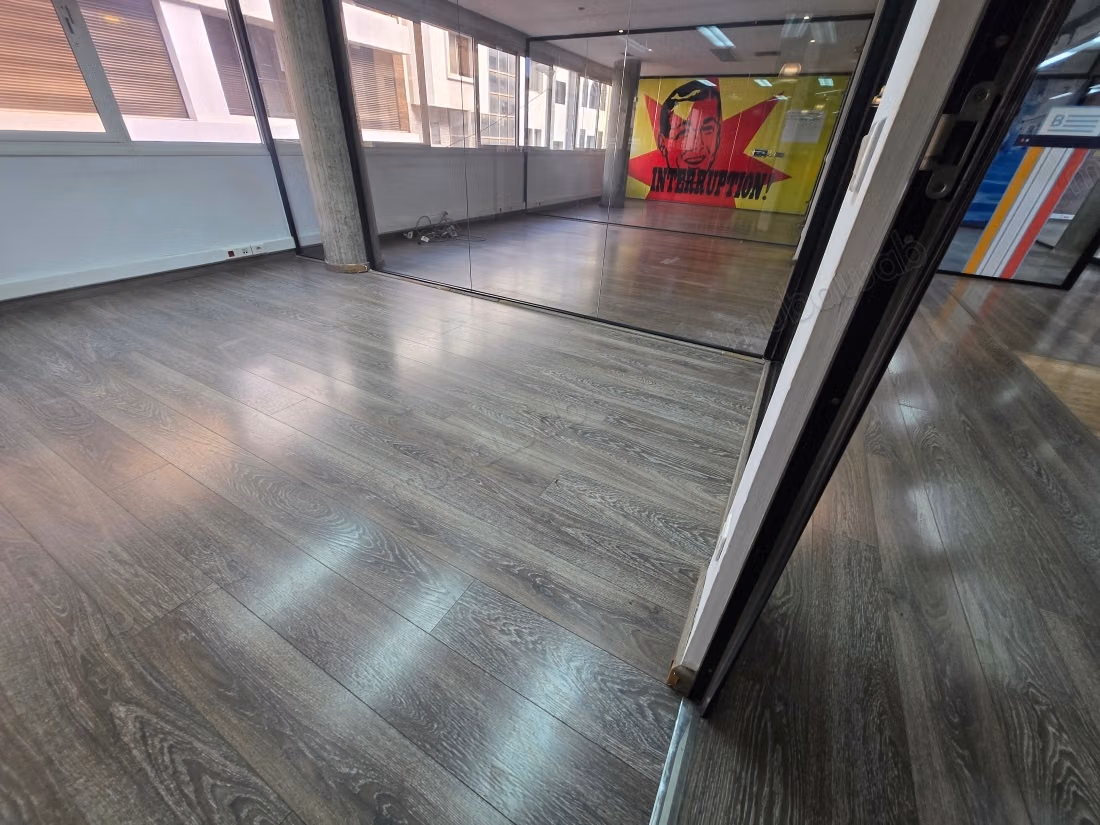 Bureaux en location à Gauthier. 
Surface totale 380 m². 
Avec ascenseur et terrasse