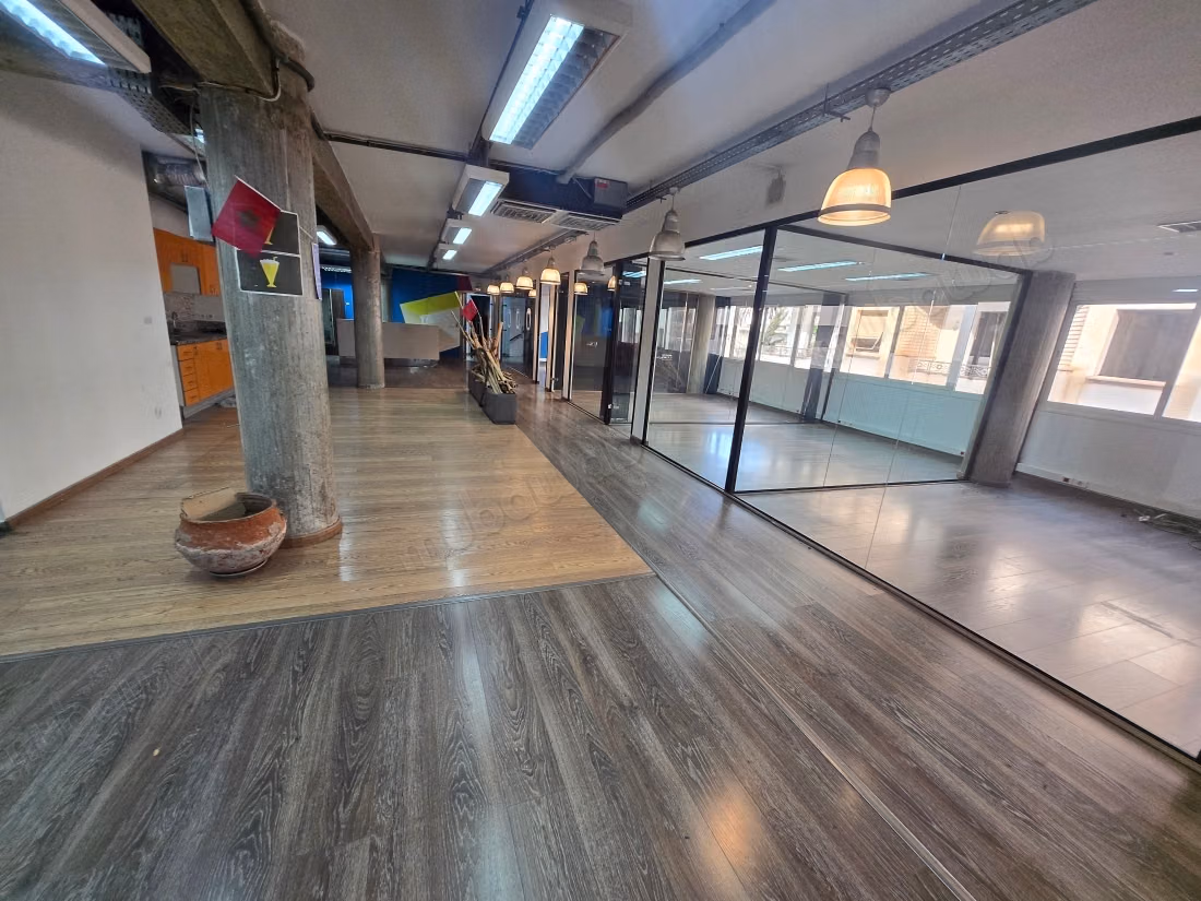 Bureaux en location à Gauthier. 
Surface totale 380 m². 
Avec ascenseur et terrasse