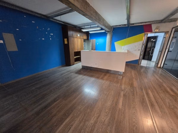 Bureaux en location à Gauthier. 
Surface totale 380 m². 
Avec ascenseur et terrasse