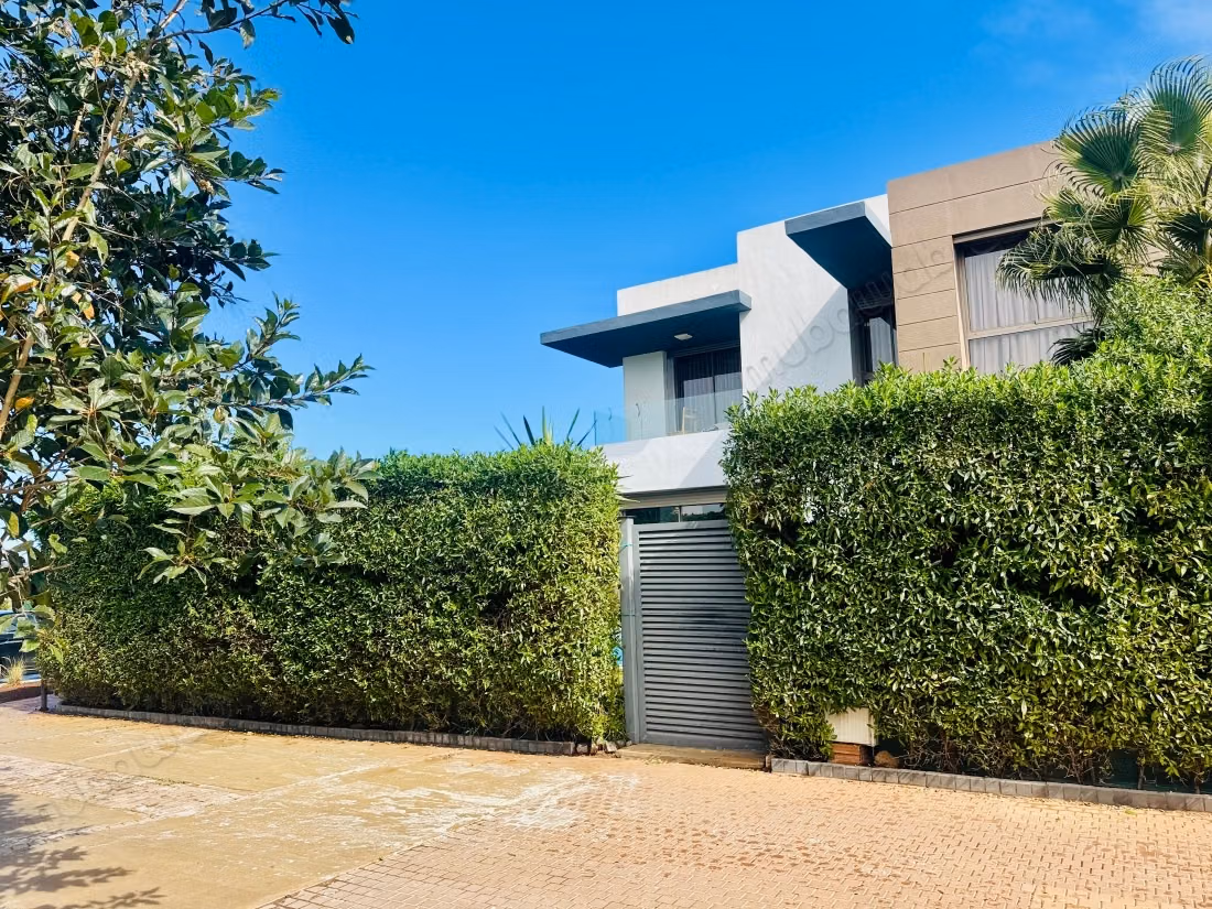 Villa moderna con piscina e giardino privato