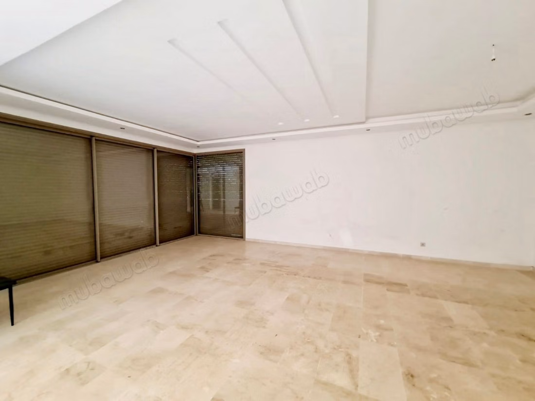 Villa moderna con piscina e giardino privato