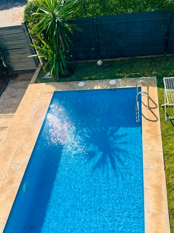 Villa moderna con piscina e giardino privato