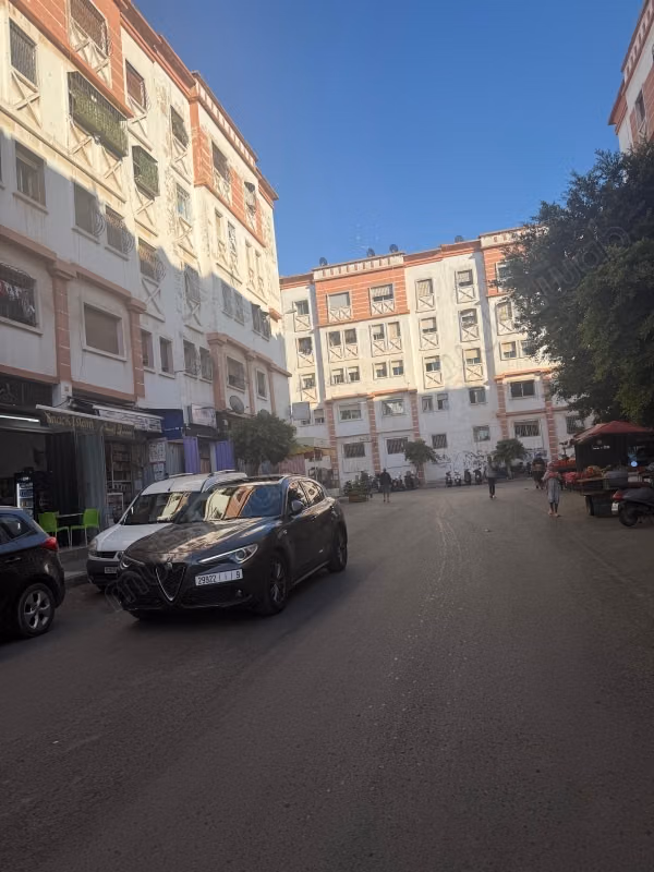Oficinas y tiendas en venta en Lissasfa. Pequeña área de 35 m². Puerta robusta