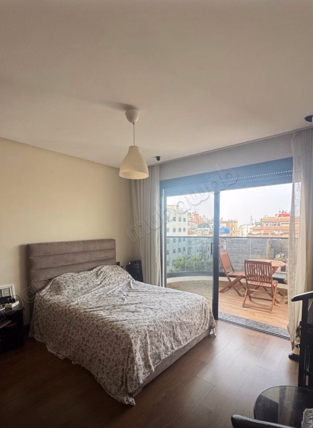 Appartement à vendre à Bourgogne Ouest. 
2 chambres agréables. 
Cheminée et climatisation