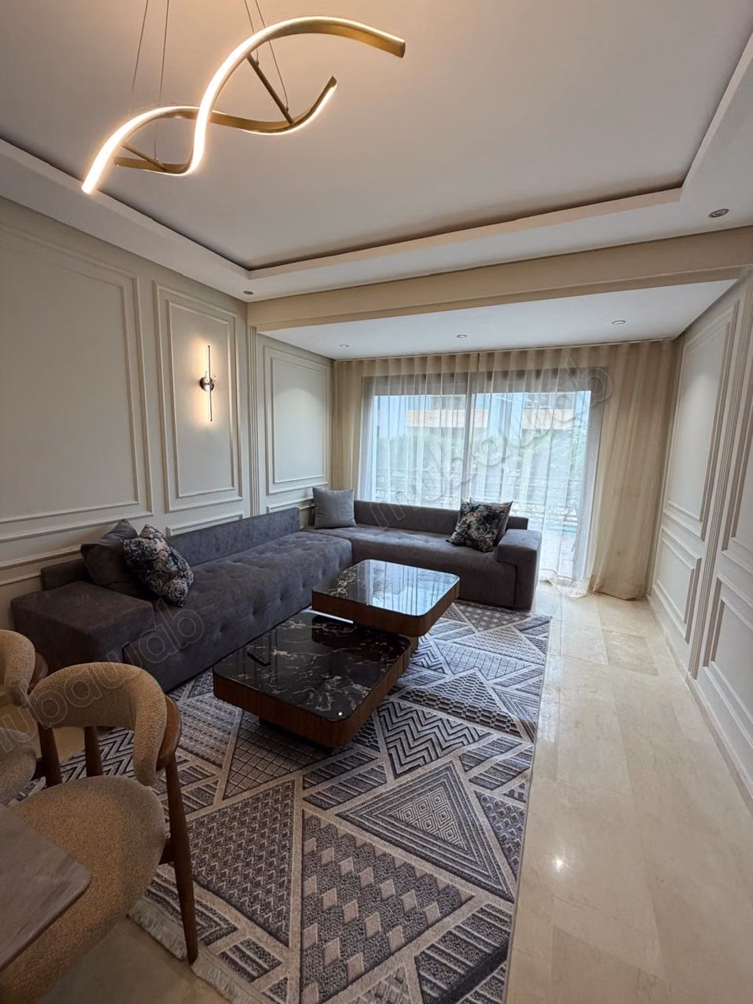 Appartement à louer à Dar Bouazza. 3 grandes pièces. Meublé