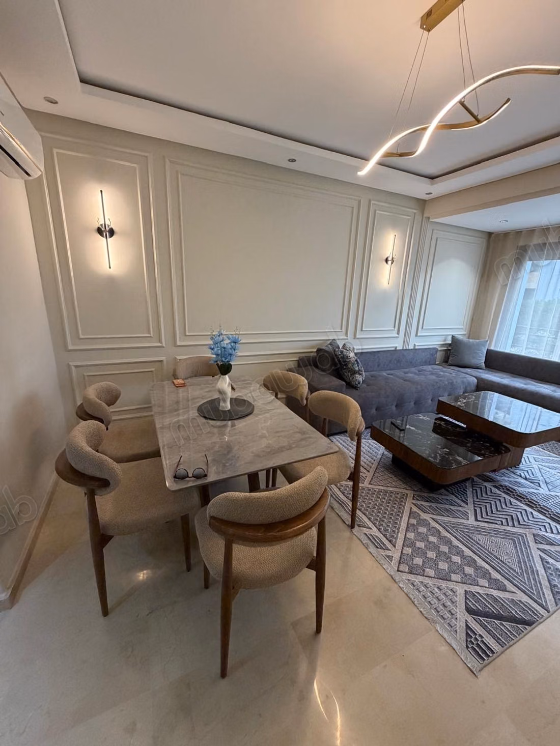 Appartement à louer à Dar Bouazza. 3 grandes pièces. Meublé