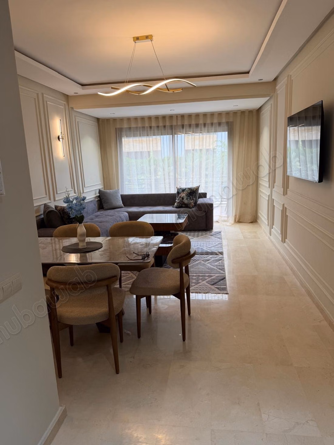 Appartement à louer à Dar Bouazza. 3 grandes pièces. Meublé