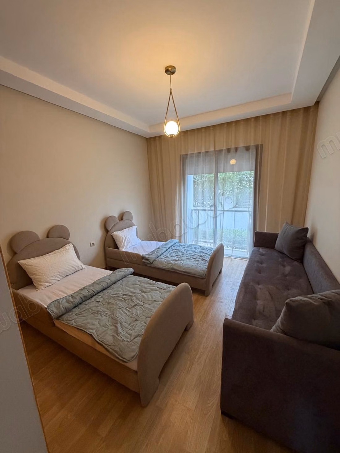 Appartement à louer à Dar Bouazza. 3 grandes pièces. Meublé