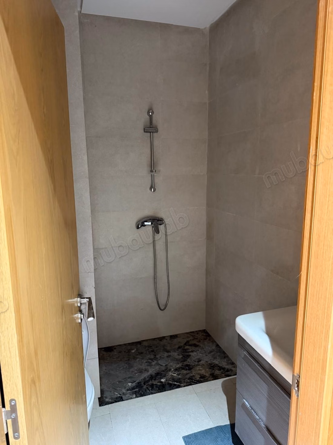 Appartement à louer à Dar Bouazza. 3 grandes pièces. Meublé