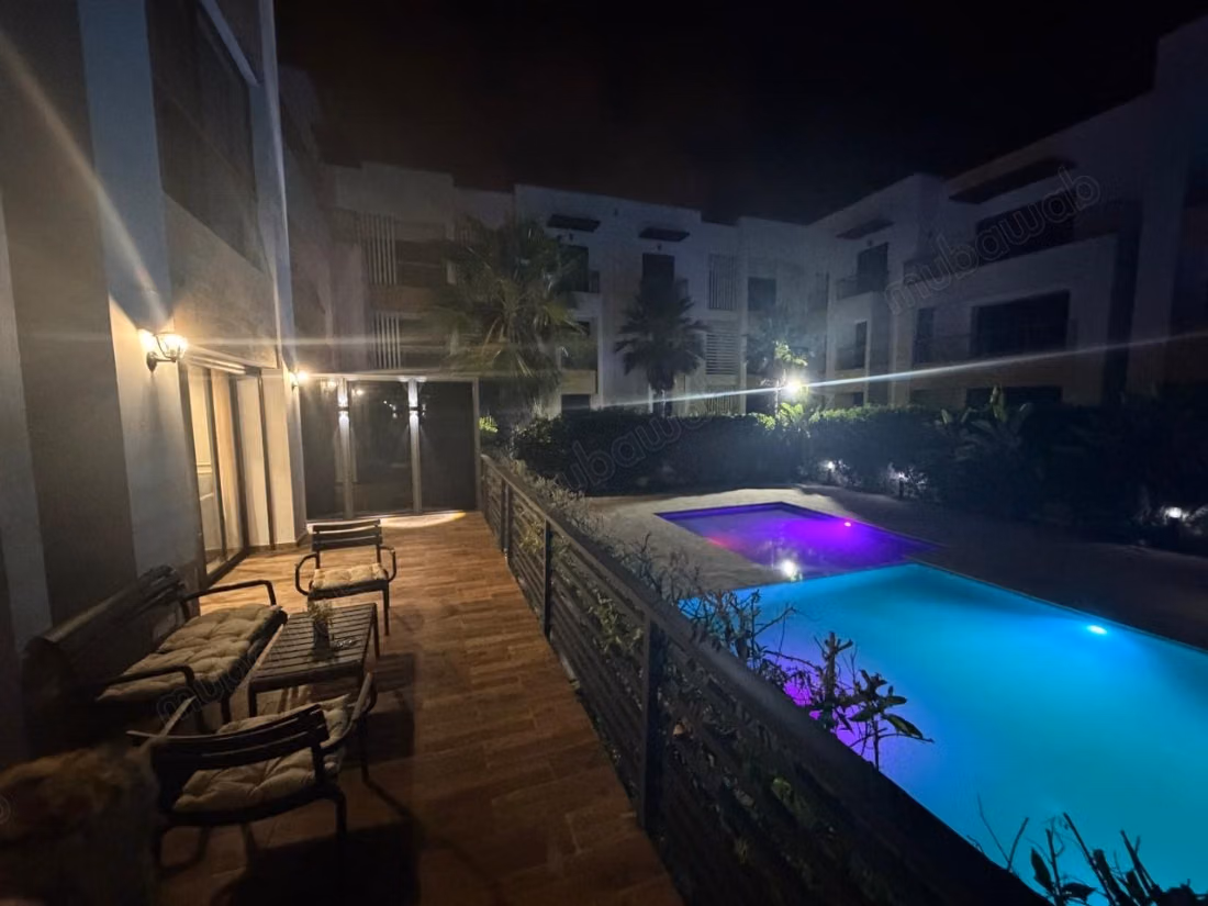 Appartement à louer à Dar Bouazza. 3 grandes pièces. Meublé