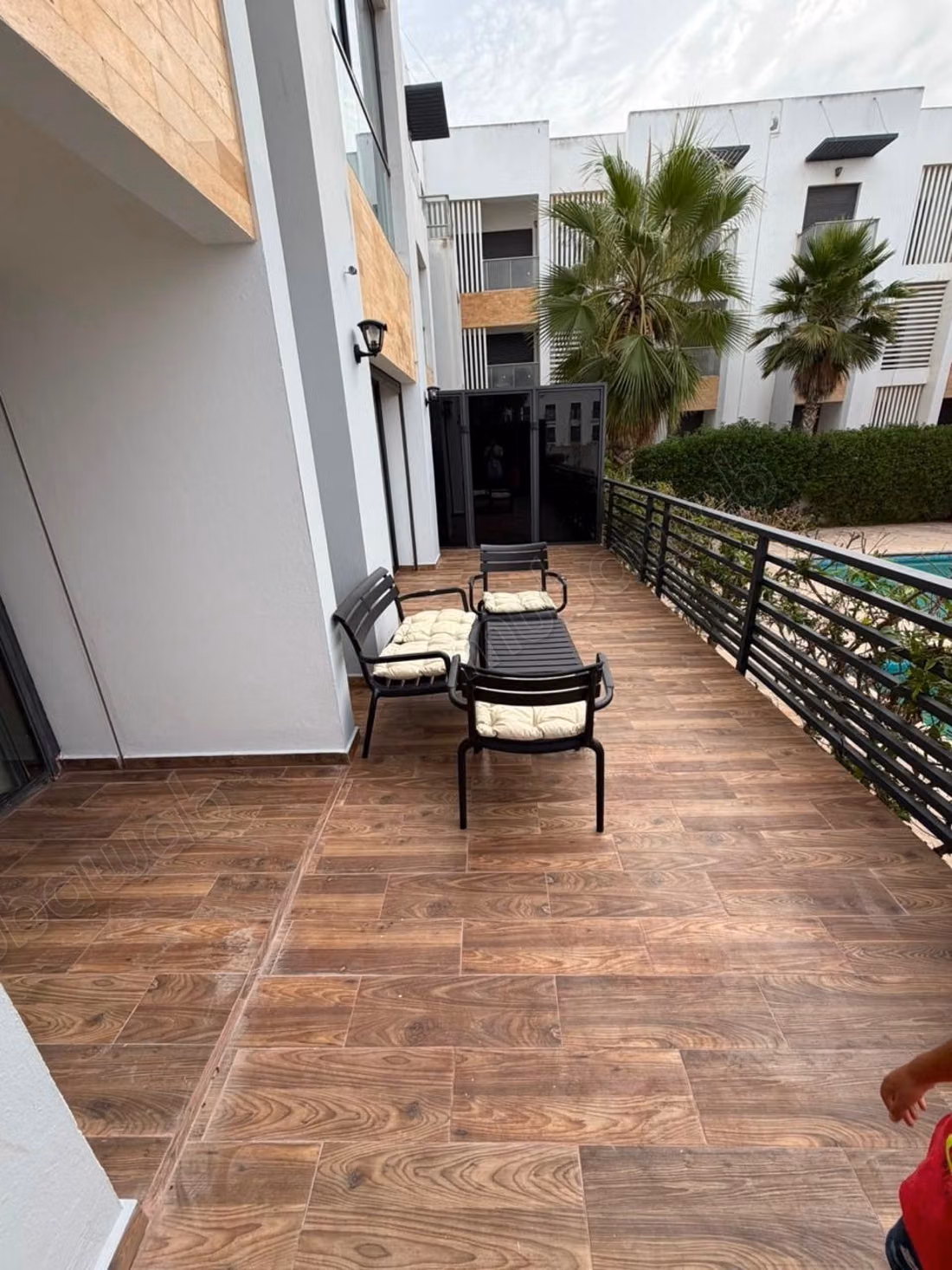Appartement à louer à Dar Bouazza. 3 grandes pièces. Meublé