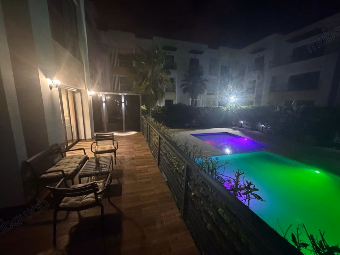 Appartement à louer à Dar Bouazza. 3 grandes pièces. Meublé