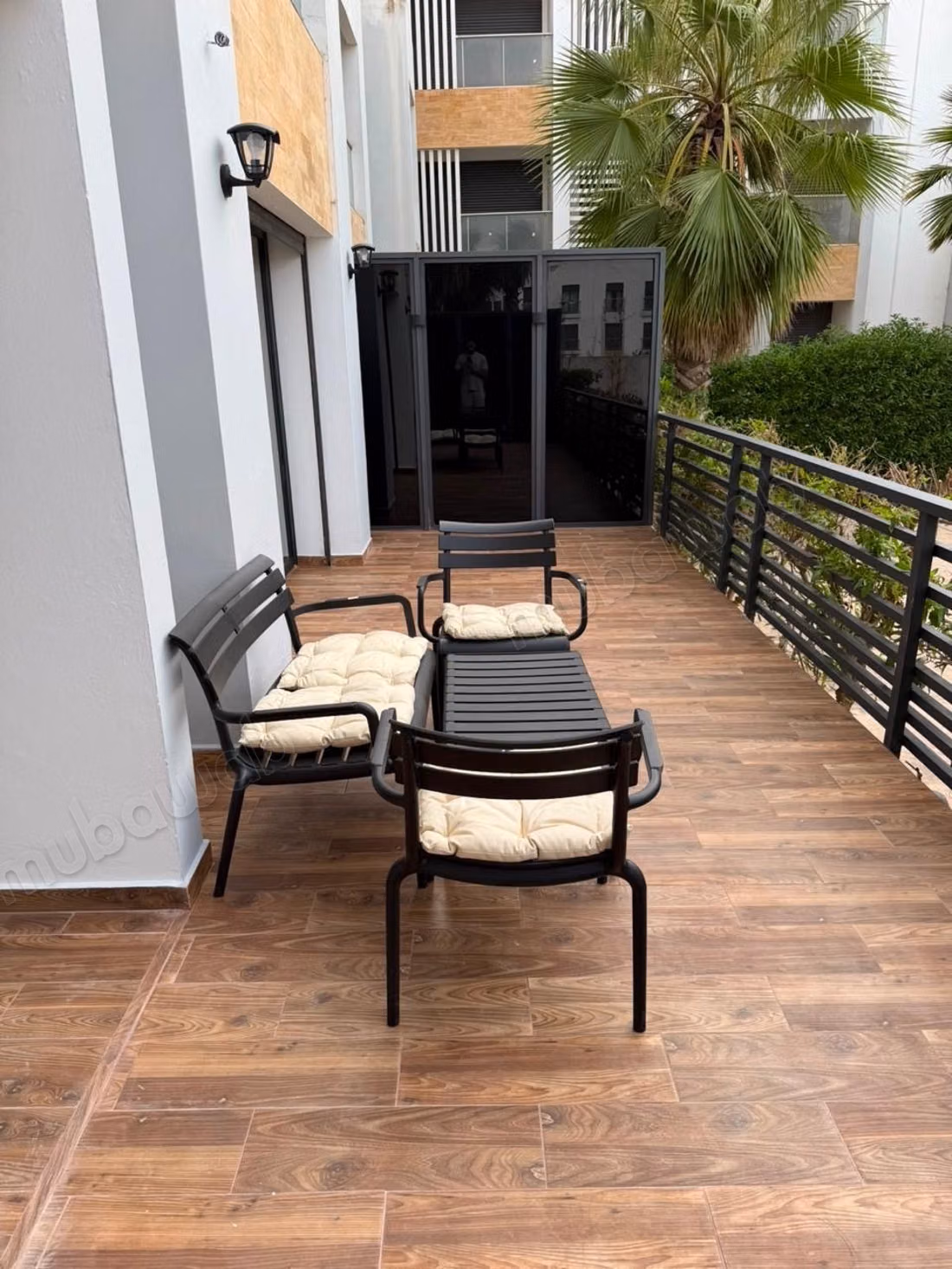 Appartement à louer à Dar Bouazza. 3 grandes pièces. Meublé