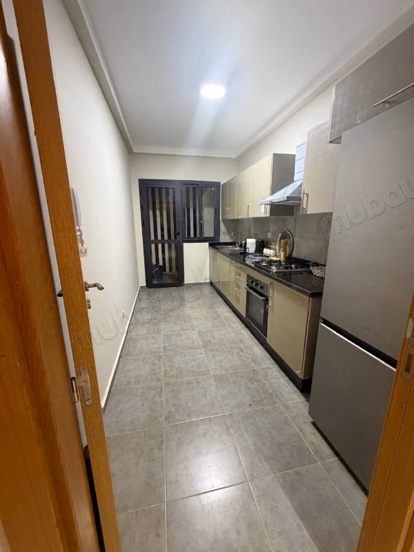 Appartement à louer à Dar Bouazza. 3 grandes pièces. Meublé
