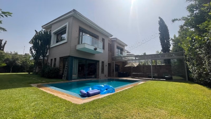 Villa de luxe à vendre à Ville Verte. 4 pièces. Piscine et air conditionné