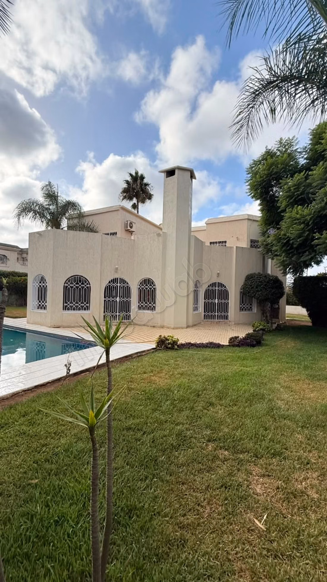 Alquiler de villa de lujo en Souissi. 8 grandes habitaciones. Servicio de conserjería disponible, sistema de aire acondicionado
