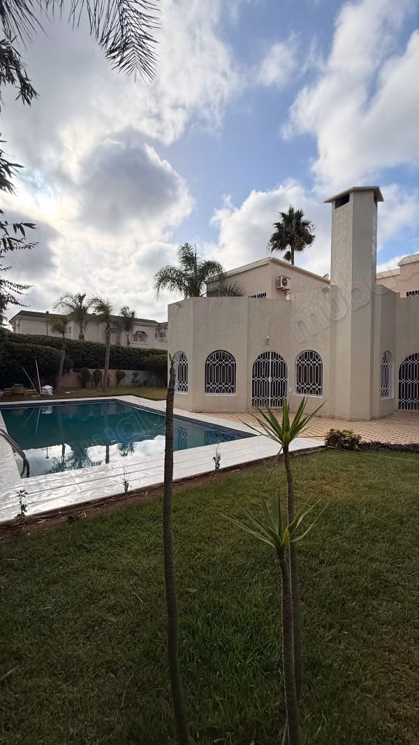 Alquiler de villa de lujo en Souissi. 8 grandes habitaciones. Servicio de conserjería disponible, sistema de aire acondicionado