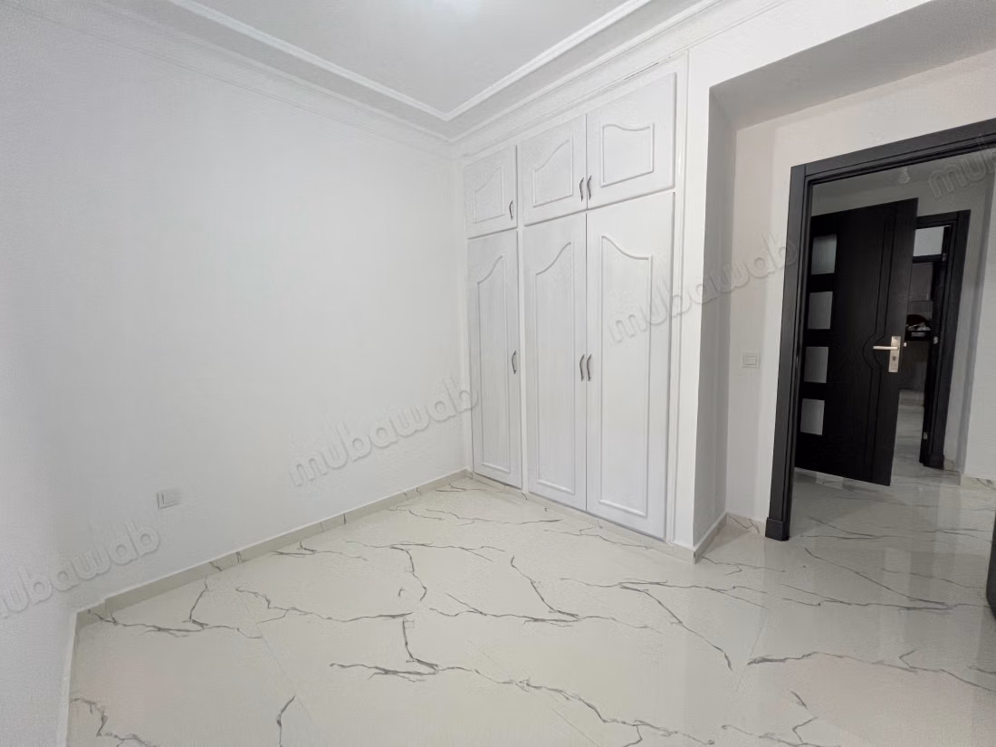 Appartement en vente à Moujahidine. 3 chambres. Porte blindée et système de double vitrage