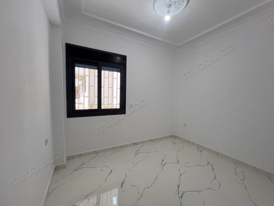 Appartement en vente à Moujahidine. 3 chambres. Porte blindée et système de double vitrage
