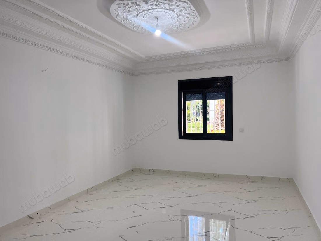 Appartement en vente à Moujahidine. 3 chambres. Porte blindée et système de double vitrage
