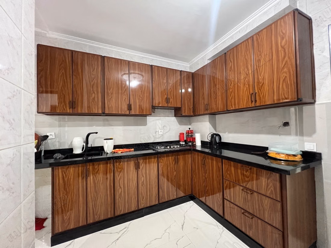 Appartement en vente à Moujahidine. 3 chambres. Porte blindée et système de double vitrage