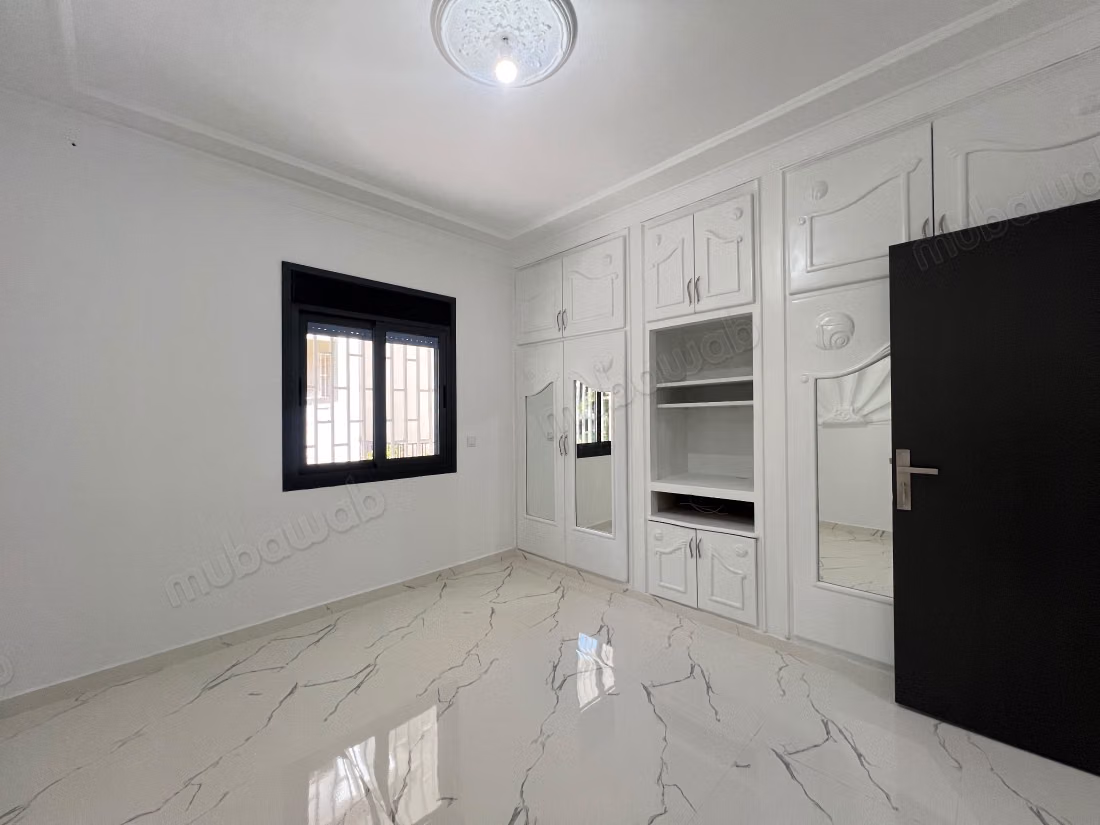 Appartement en vente à Moujahidine. 3 chambres. Porte blindée et système de double vitrage