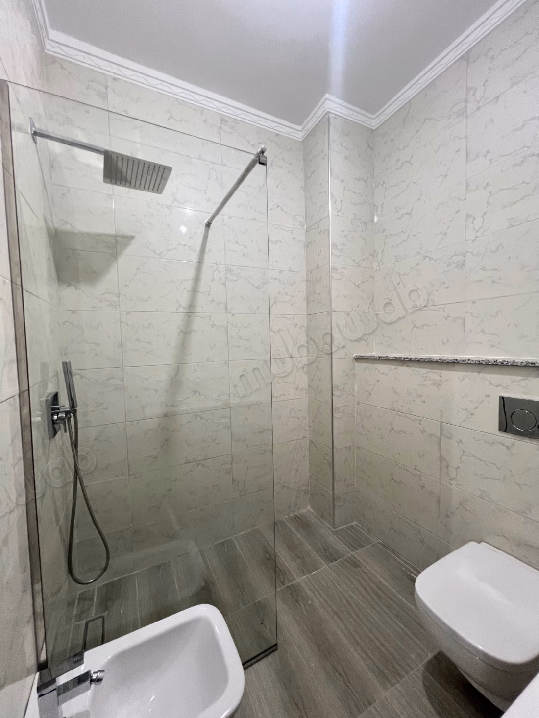 Appartement en vente à Moujahidine. 3 chambres. Porte blindée et système de double vitrage
