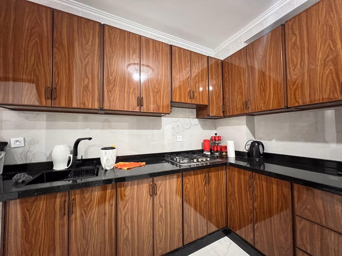 Appartement en vente à Moujahidine. 3 chambres. Porte blindée et système de double vitrage