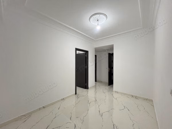 Apartamento en venta en Moujahidine. 3 habitaciones. Puerta blindada y sistema de doble acristalamiento