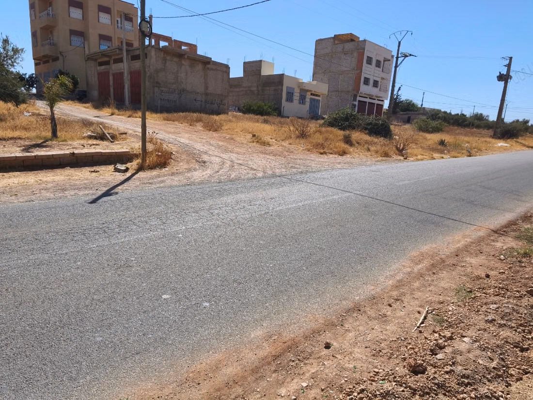 Terreno de 130 m² con garajes en venta en Ain Chkef
