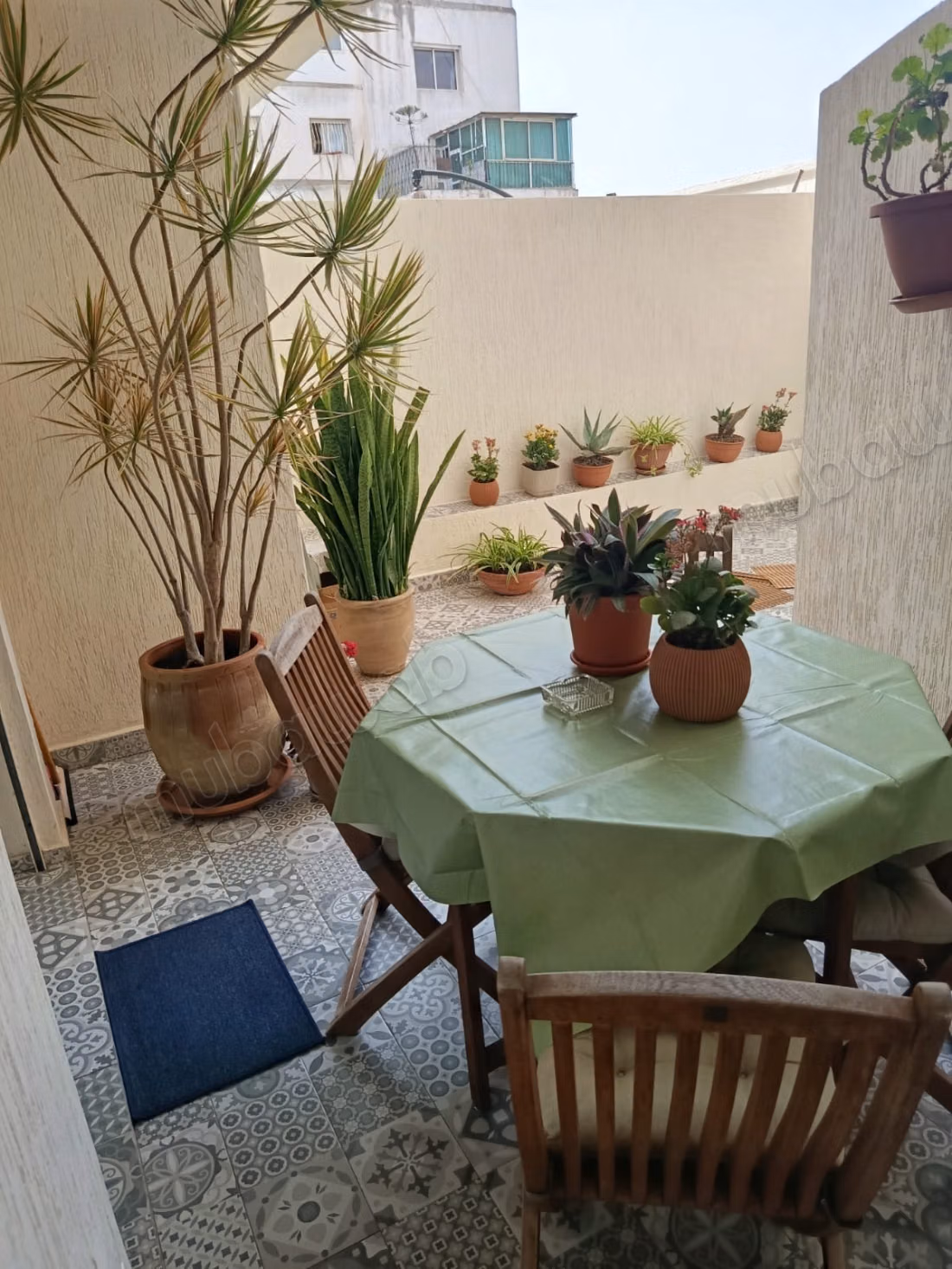En alquiler estudio amueblado con gran terraza en el triángulo de oro