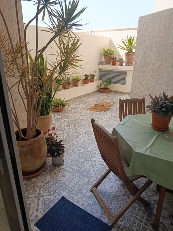 En alquiler estudio amueblado con gran terraza en el triángulo de oro