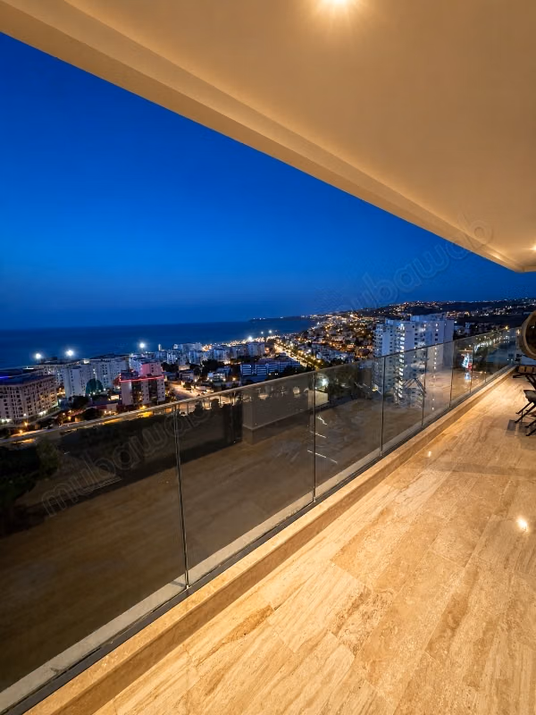 Seasonal rental in Bella Vista. 2 bedrooms. Reinforced door, security