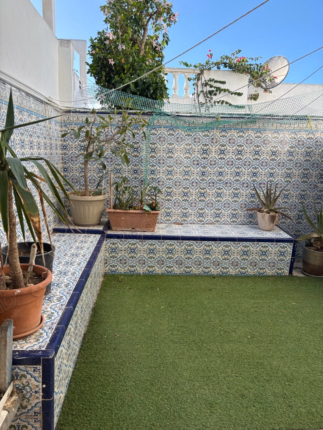 Furnished garden apartment for rent at the Corniche of Marsa. Area 120 m². Furnished