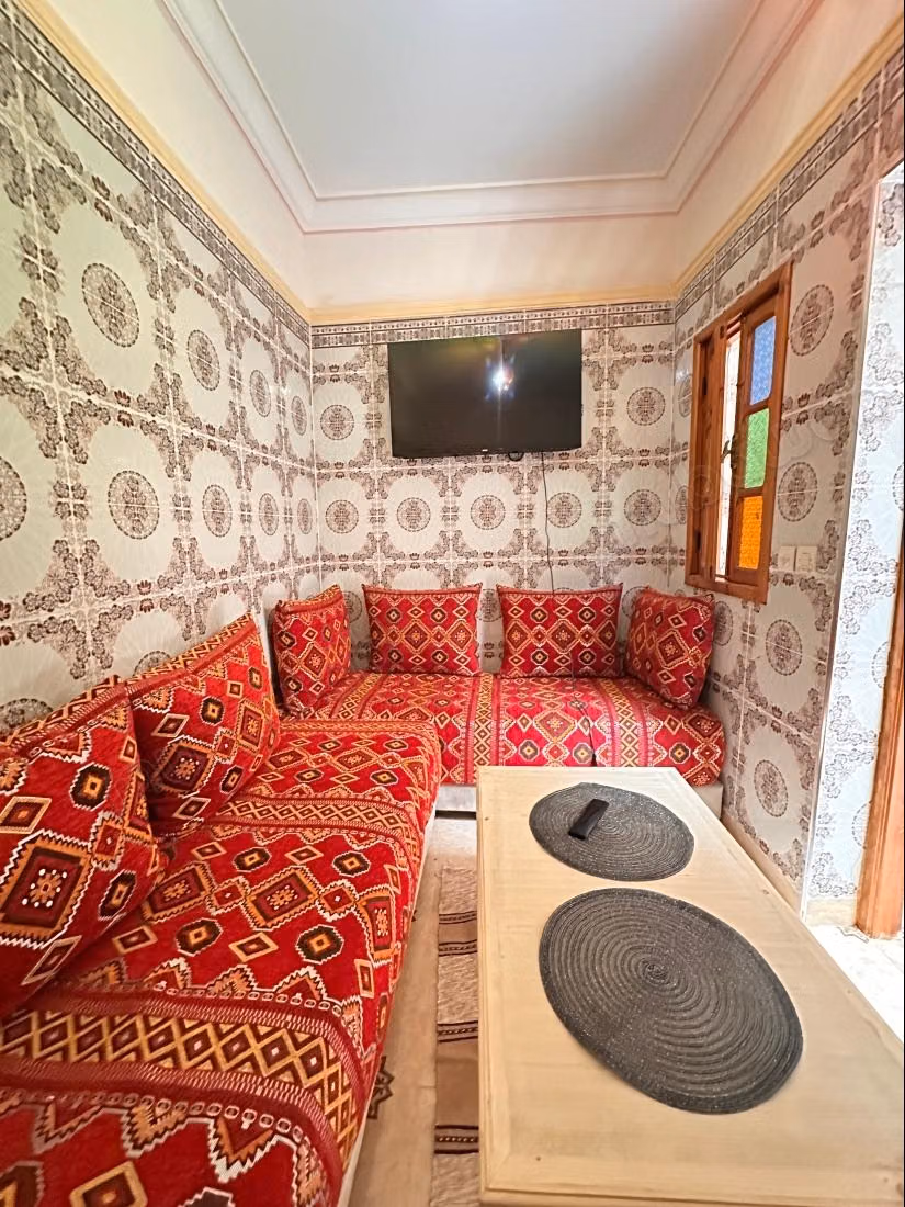 Location d'un appartement à Sidi Bou Amar. 5 grandes pièces. Salon traditionnel marocain, résidence sécurisée