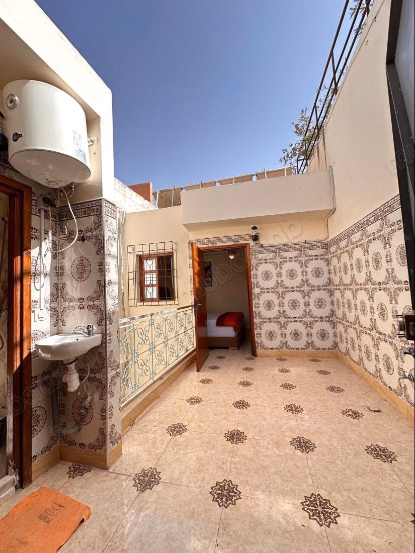 Location d'un appartement à Sidi Bou Amar. 5 grandes pièces. Salon traditionnel marocain, résidence sécurisée