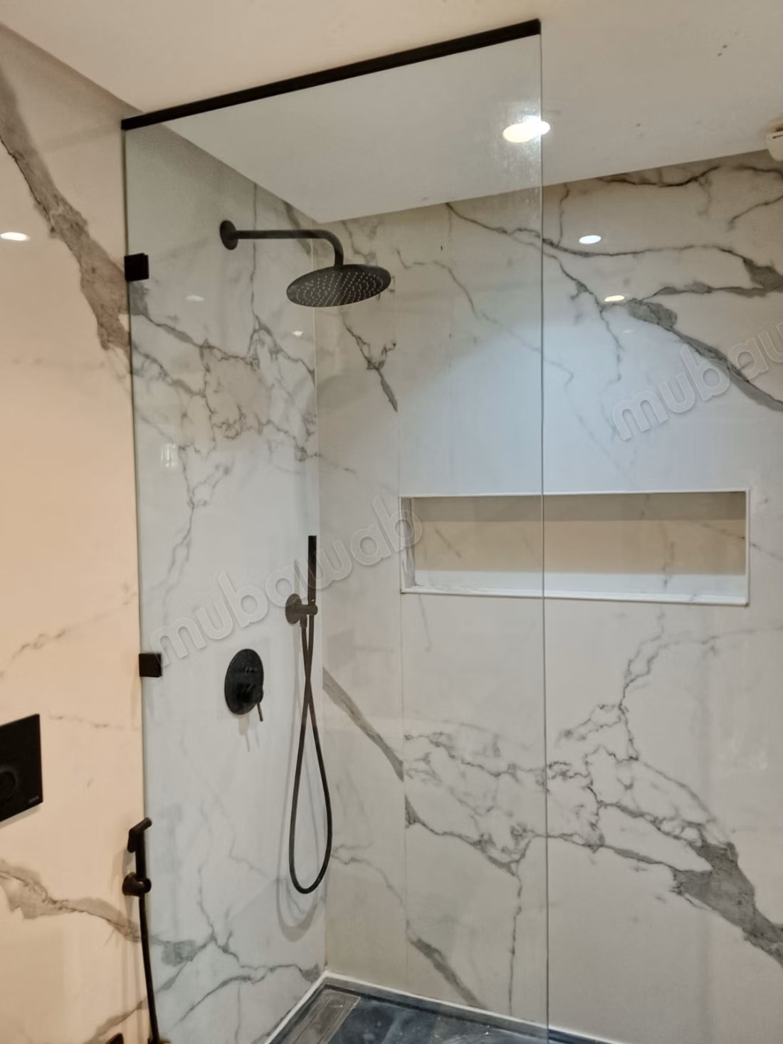 Luxe 3 slaapkamer airconditioned suite garage 2 badkamers balkon