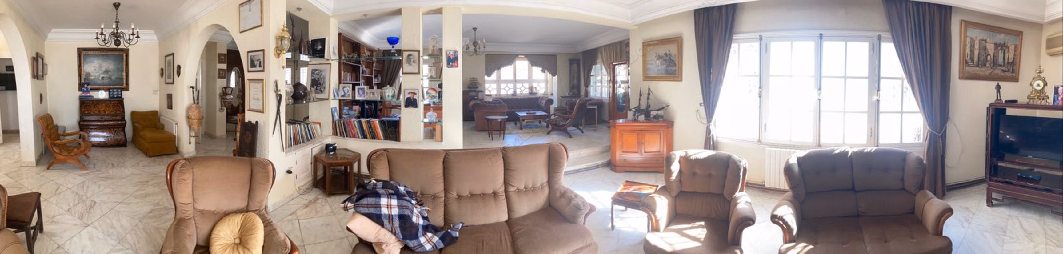 Villa in vendita a El Menzah 9. 10 camere e uno studio. Terrazze e giardino.